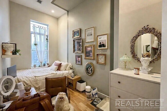 Foto del edificio - Spacious 3-Bedroom Residence Near Maria Hernandez Park