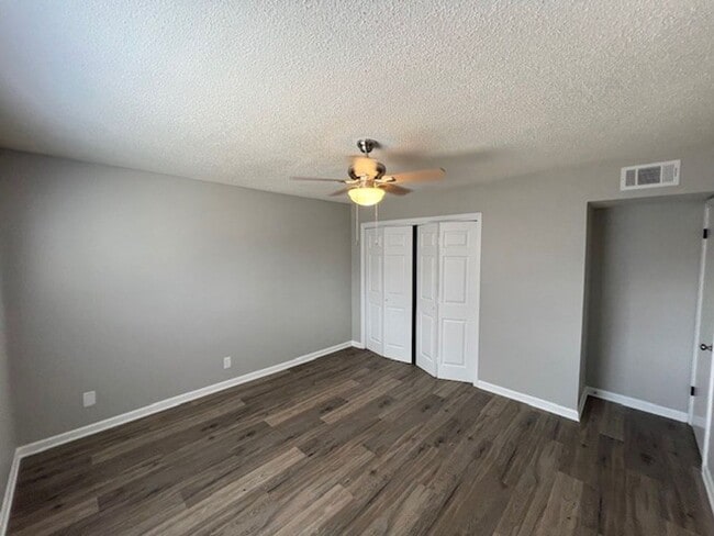 Building Photo - Newly Renovated 2B/1B Apartment Available ...