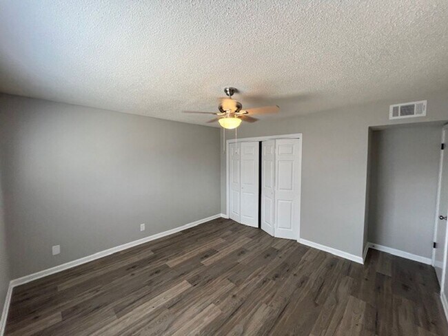 Foto del edificio - Newly Renovated 2B/1B Apartment Available ...