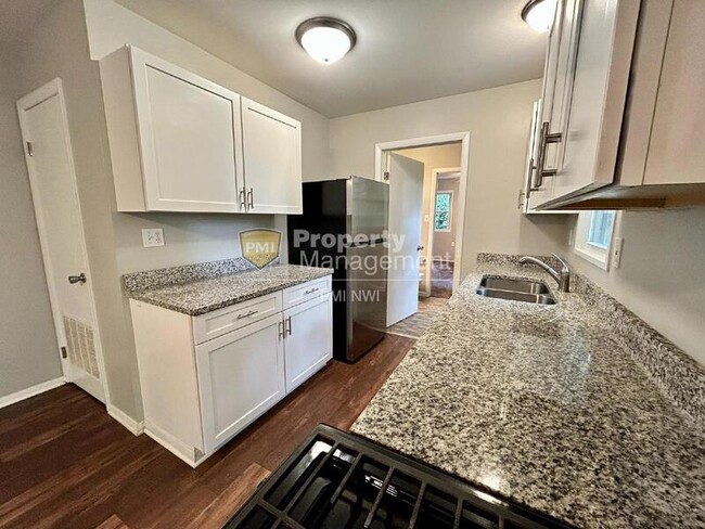 Foto del edificio - 774 Fox River Rd