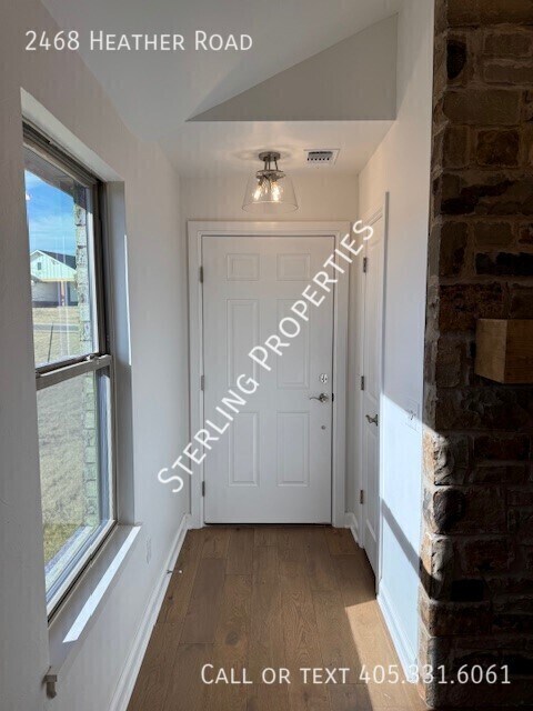 Foto del edificio - 2468 Heather Rd