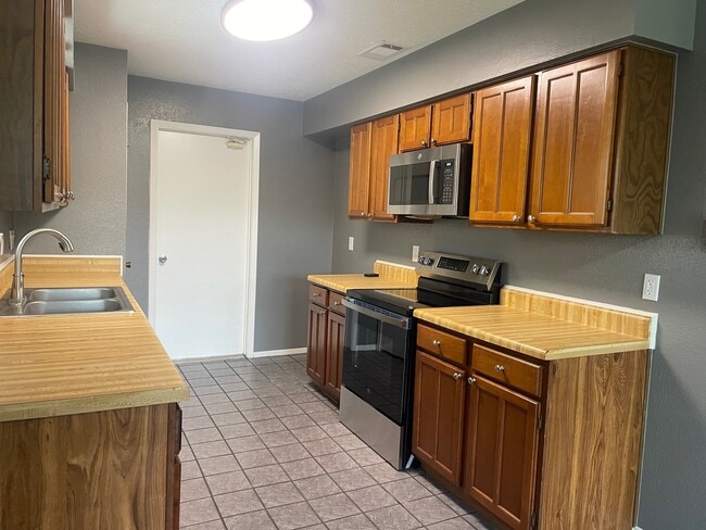 Building Photo - 210 Tara Plantation Dr