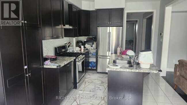 Building Photo - 16 Red Tree Dr