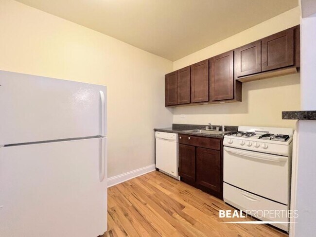 Building Photo - 0 bedroom in CHICAGO IL 60610