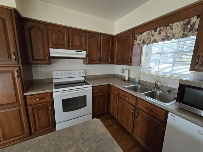 Foto del edificio - "Spacious 3-Bed, 3-Bath Townhouse in Heather Ridge South"