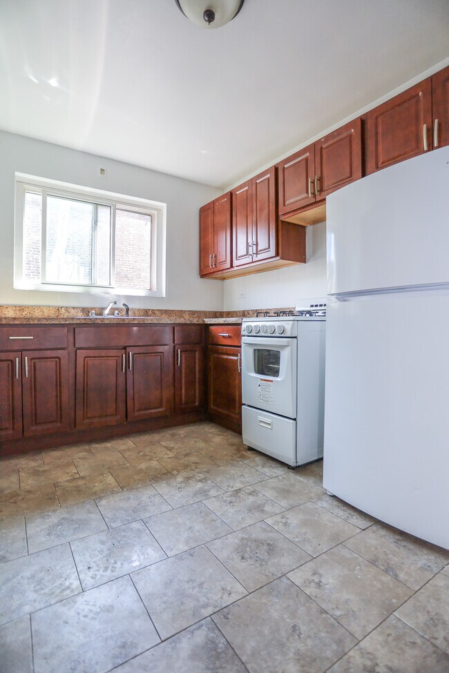 Building Photo - 6727 N Hermitage Ave