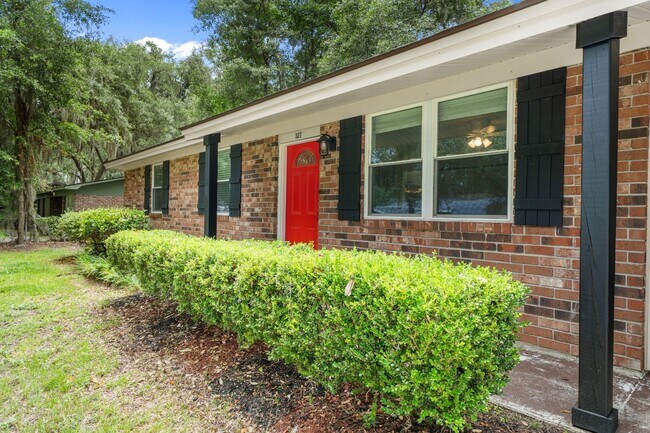 Foto del edificio - Southside Savannah Gem – 4BR Home in Windsor Forest with Sunroom & Patio