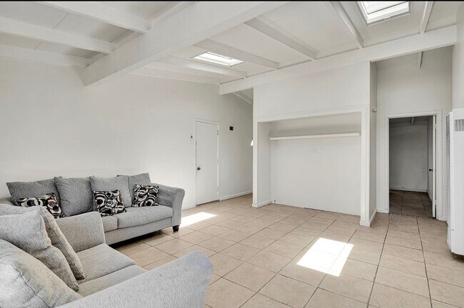 Foto del edificio - 920 Raintree Pl