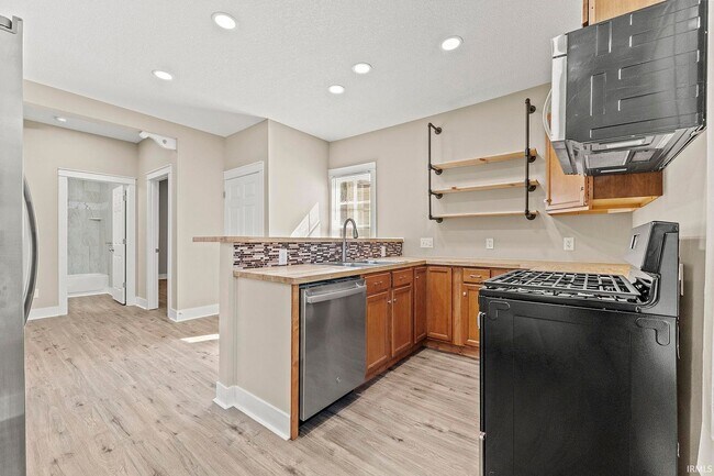 Kitchen - 1109 W Jefferson Blvd