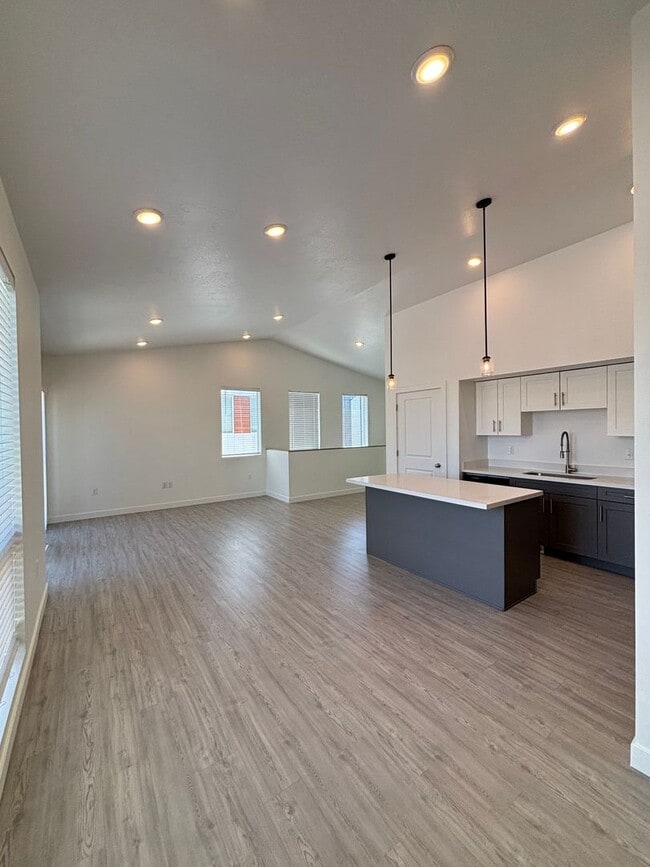 Building Photo - 557 E 3880 S