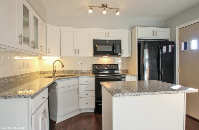 Building Photo - 1732 Pickwick Ln