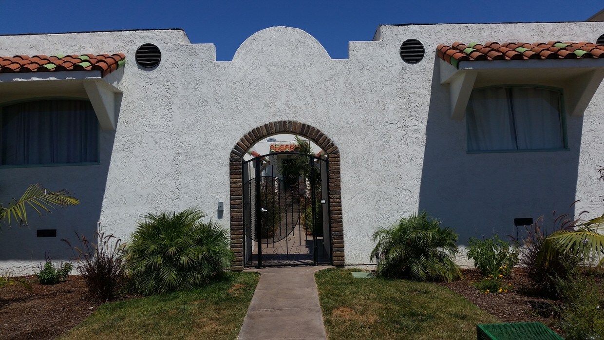 Gated Entrance - 3967 Hamilton St