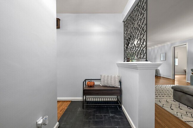 Foto del edificio - 2432 Hawkins Ave