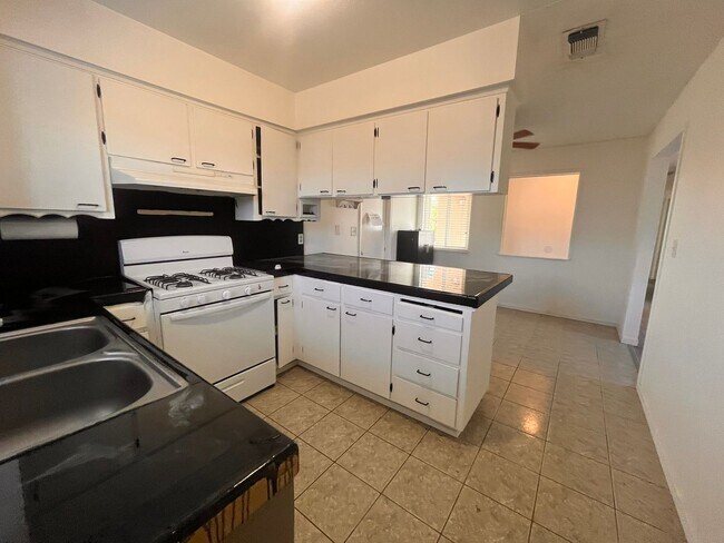 Foto del edificio - 1380 Elaine Dr