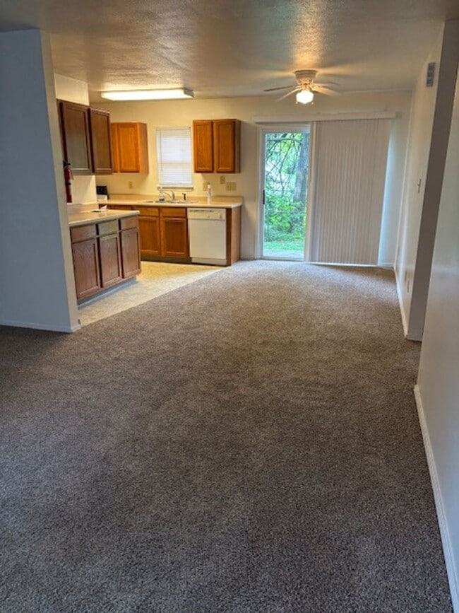 Building Photo - 3 bedroom 2 bath home