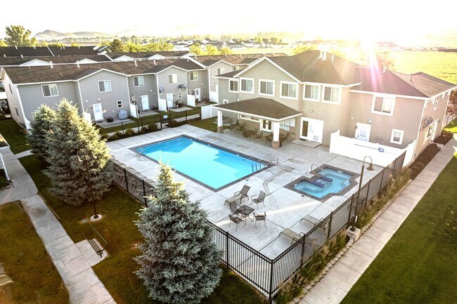 Building Photo - 160 W 400 S