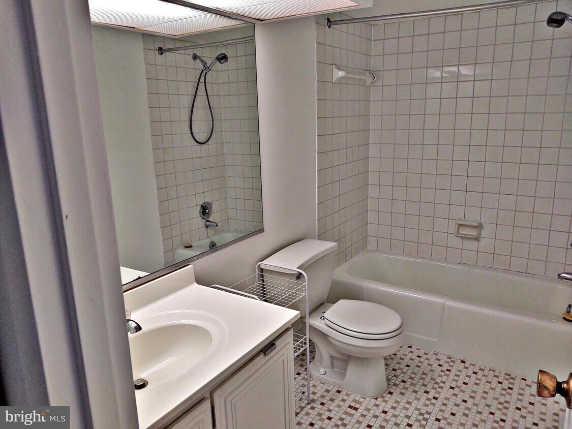Foto principal - 6100 Westchester Park Dr