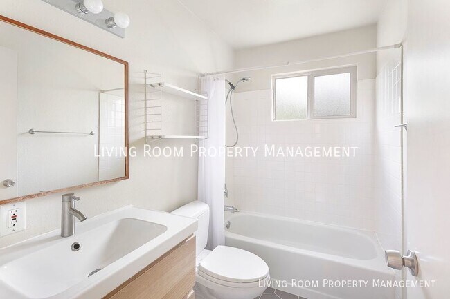 Building Photo - 2 Bedroom 1 Bath mid-century duplex locate...