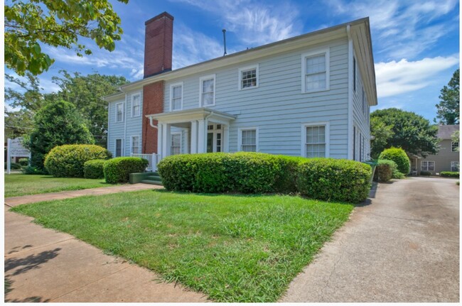 Building Photo - 228 E Poplar St