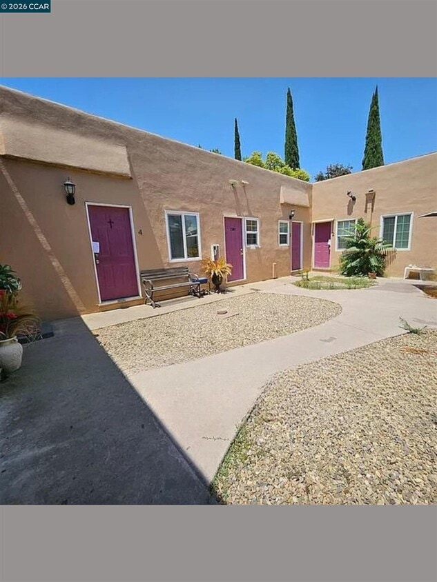 Building Photo - 416 1/2 N School St