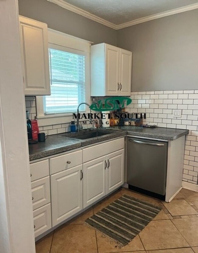 Building Photo - **APPLICATION PENDING**ADORABLE RENOVATED ...