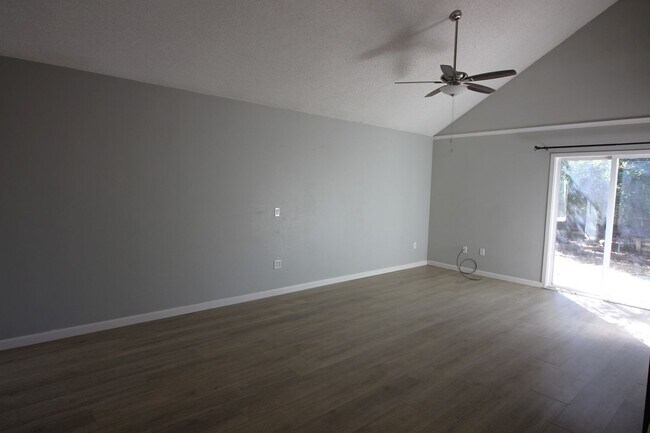 Building Photo - 3 Bedroom Home in Petaluma