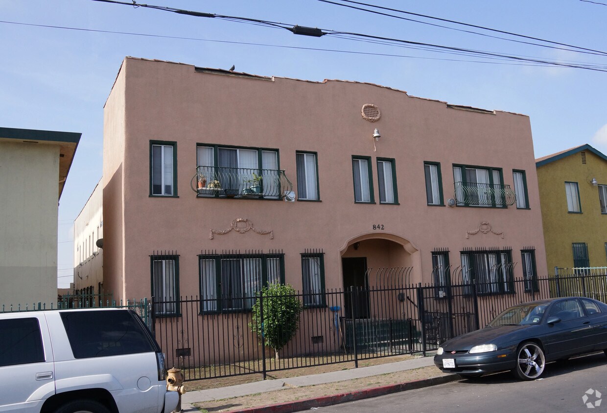 Foto principal - 842 W 83rd St