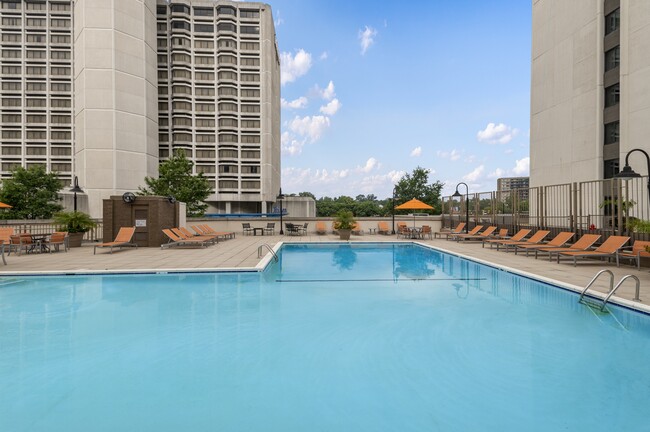 Piscina reluciente con terraza amplia y áreas de bronceado - Quimby on 23rd