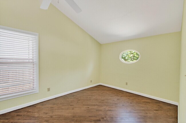 Building Photo - 817 N Palmway