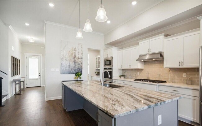 Building Photo - 411 Ruskin Lp