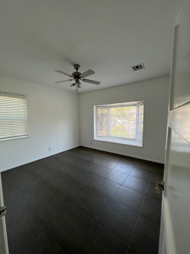 Building Photo - Adorable pool home in Sherman Oaks