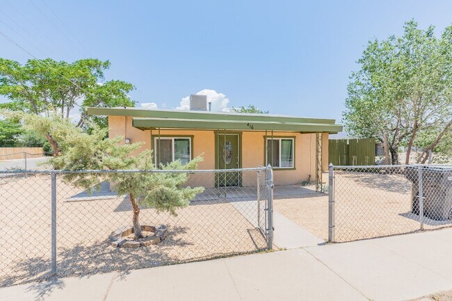 Foto del edificio - Adorable updated 2 Bedroom 1 Bath Home on ...