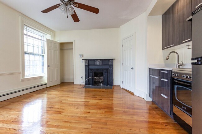 Building Photo - Studio in Beacon Hill $2400 a month