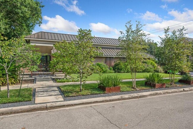 Foto del edificio - 2402 Addison Rd