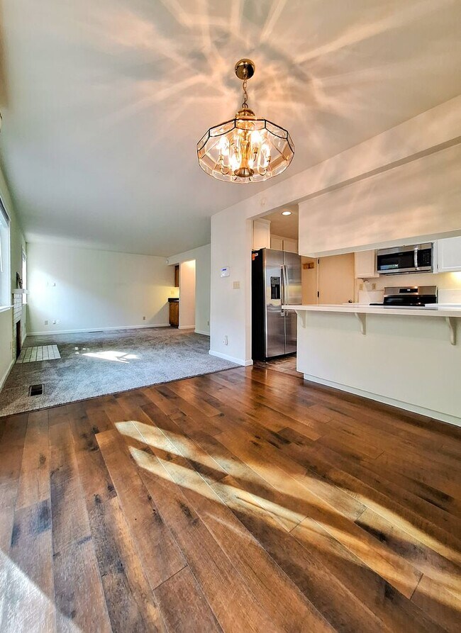 Building Photo - Beautiful Townhouse w/Laundry, Yard, Accepting Cats!