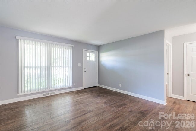 Building Photo - 3331 Erskine Dr