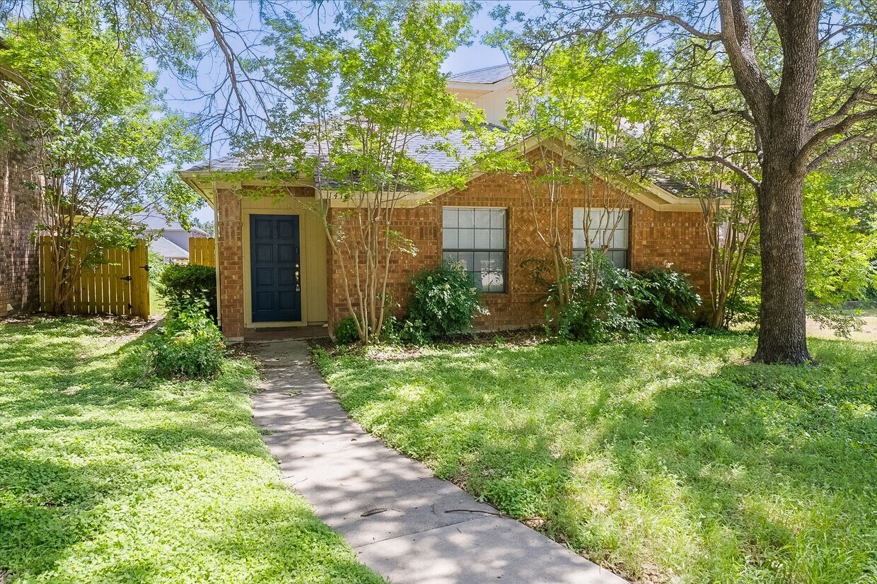 Foto principal - 3 Bedroom 2 Bath Adorable Carrollton Home