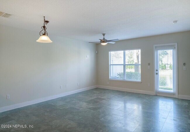 Foto del edificio - 825 Black Cherry Dr S