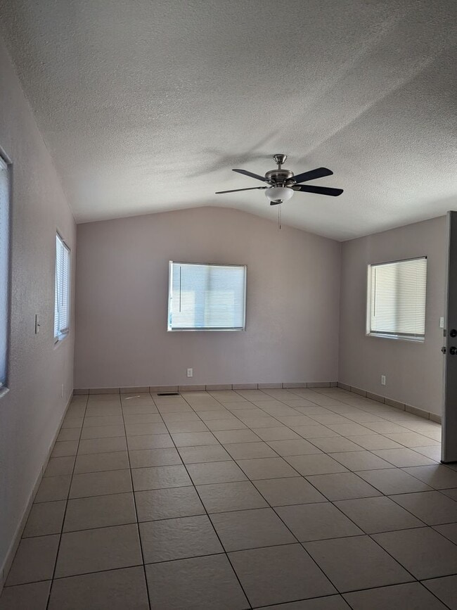 Building Photo - 1825 Tejon Dr