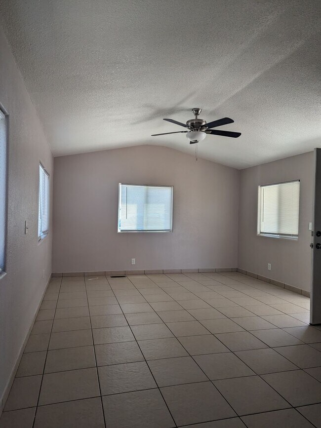 Foto del edificio - 1825 Tejon Dr