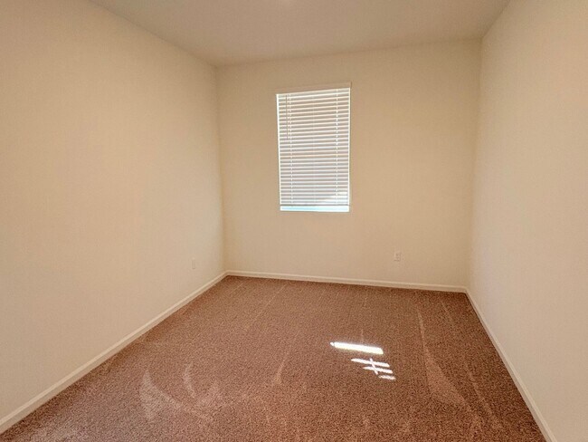 Foto del edificio - 2 WEEKS FREE RENT November Special - Beautiful 2 Story Home Ready To Be Home!