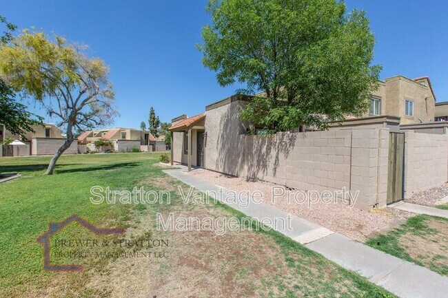 Building Photo - 952 E Diamond Dr