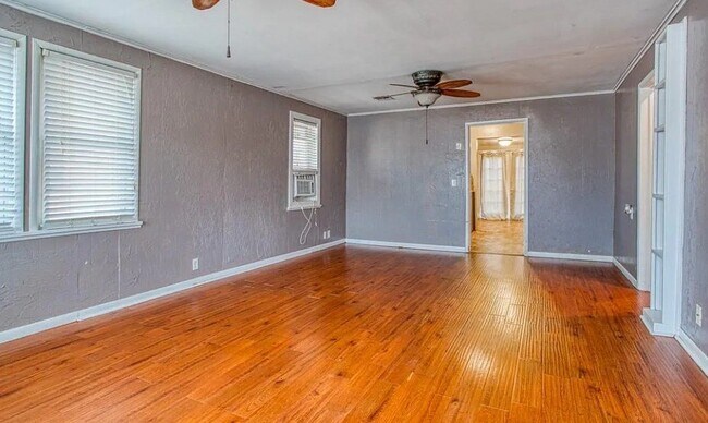 Foto del edificio - 813 N Burford Ave