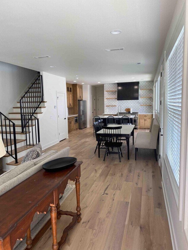 Foto principal - 620 S Willow Ave