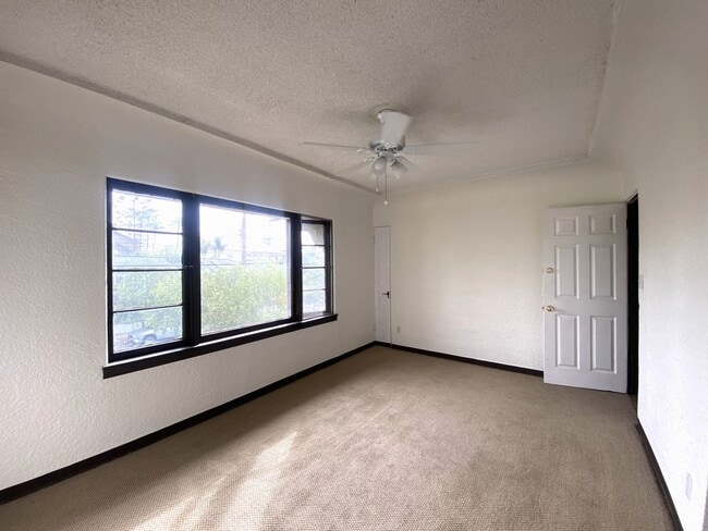 Foto del edificio - Craftsman Style One Bedroom with Decorative Fireplace! On Site Washer and Dryer & Assigned Storag...