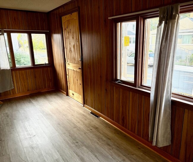 Building Photo - 49 Thornton St