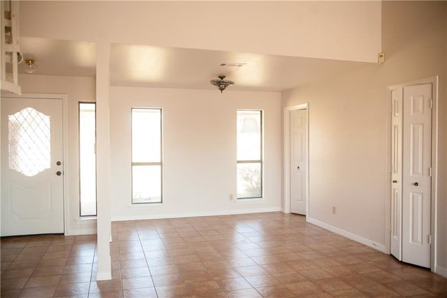 Building Photo - 2728 Gainesborough Dr