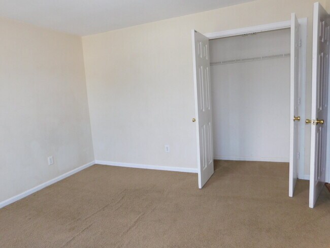 Building Photo - "Spacious 4-Bedroom Gem on Hughart Street with 2.5 Bathrooms and 2108 Sq. Ft. of Comfort!"