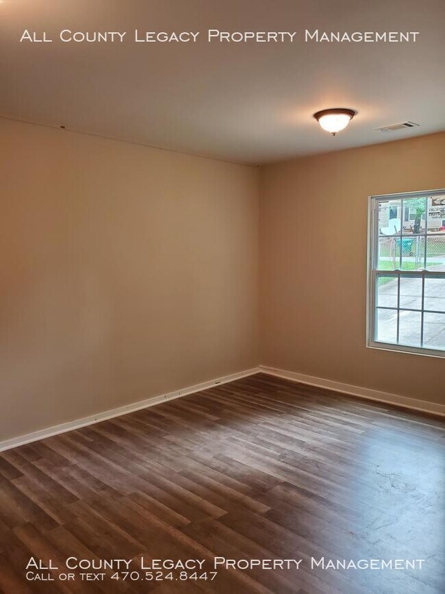 Building Photo - 4 Bedroom with a nice yard for entertaining!!