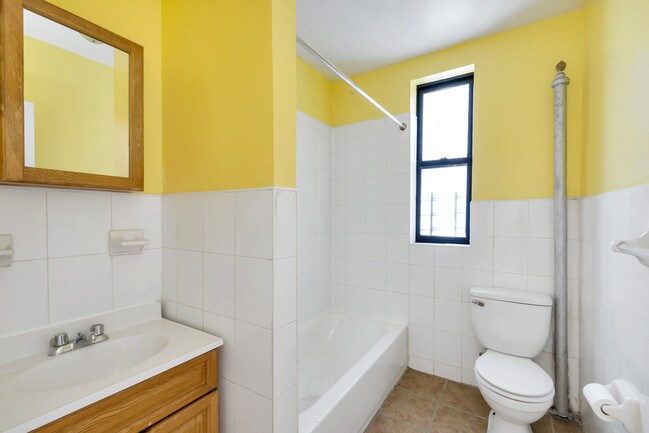 Building Photo - 2326 Loring Pl N